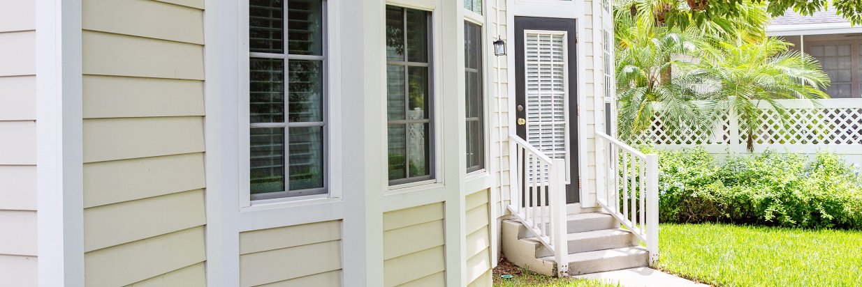 Universal Roof & Contracting Tampa backdrop